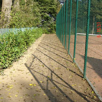 Begradigung und Bepflanzung am Sportplatz