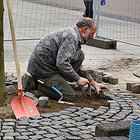 Pflastern einer Abgrenzung eines Gehwegs